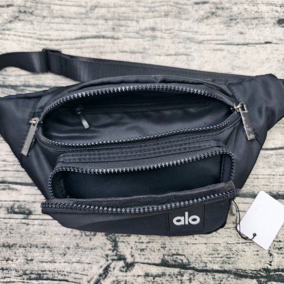 ALO Yoga Explorer Convertible Pack | 3L Nylon Waist Bag - Picture 4 of 5